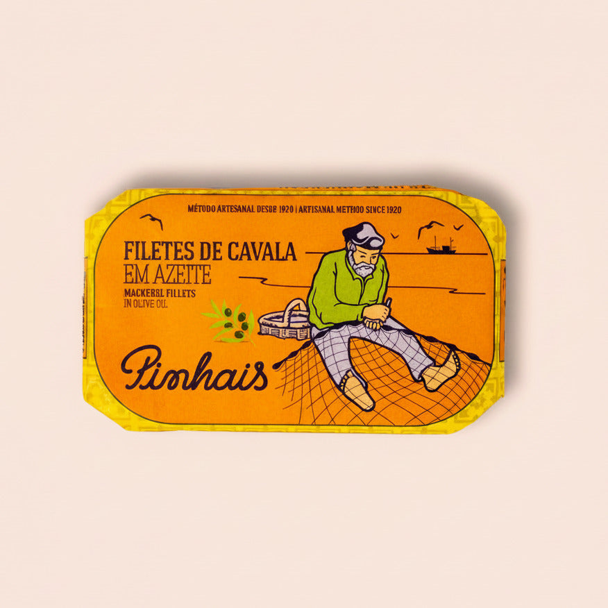 Vintage-style packaging for 'Filetes de Cavala em Azeite' with a man on a fishing net.